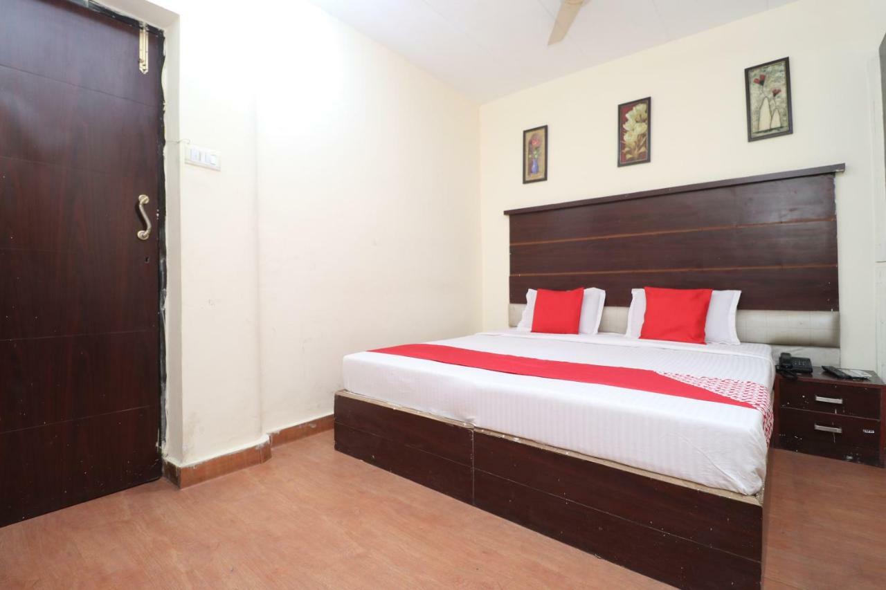 Oyo 29852 Hotel Golden View Abadpura Экстерьер фото